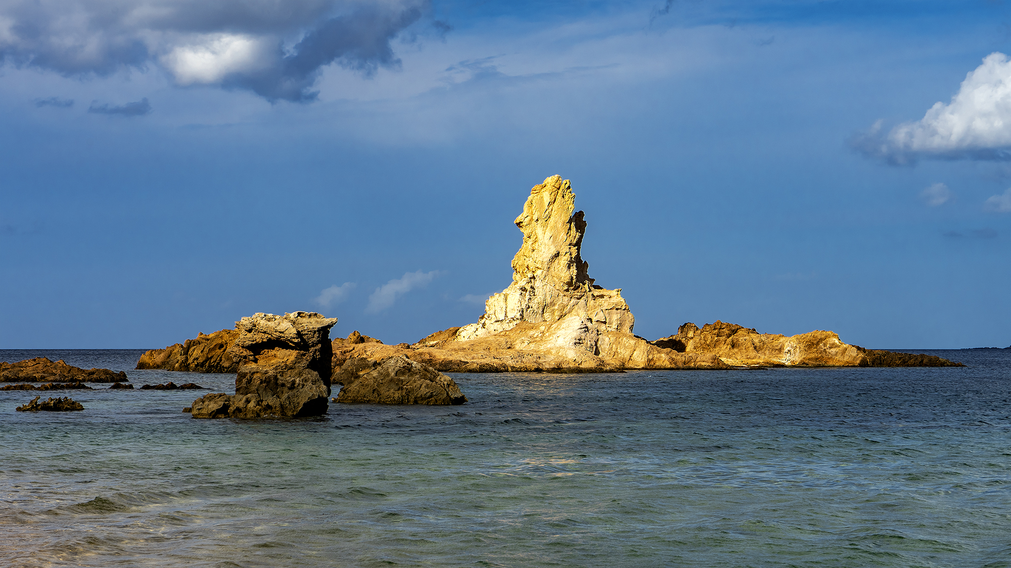 Menorca Felsen im Meer